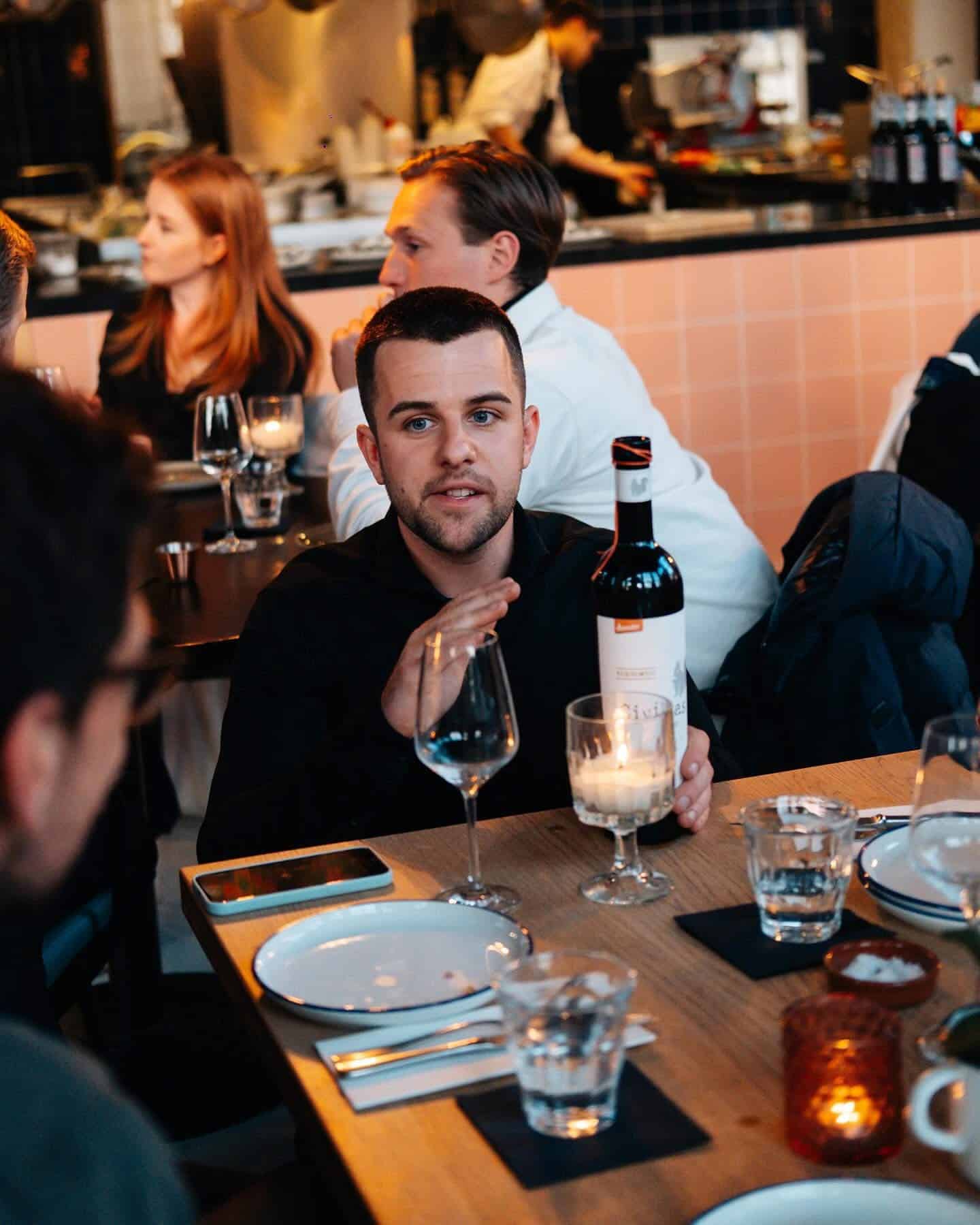 Jeroen Binder - Vinoloog & Oprichter van Vino Victoria Jeroen Binder, vinoloog en oprichter van wijnbar Vino Victoria, vertelt gepassioneerd over wijn aan tafel in de zaak