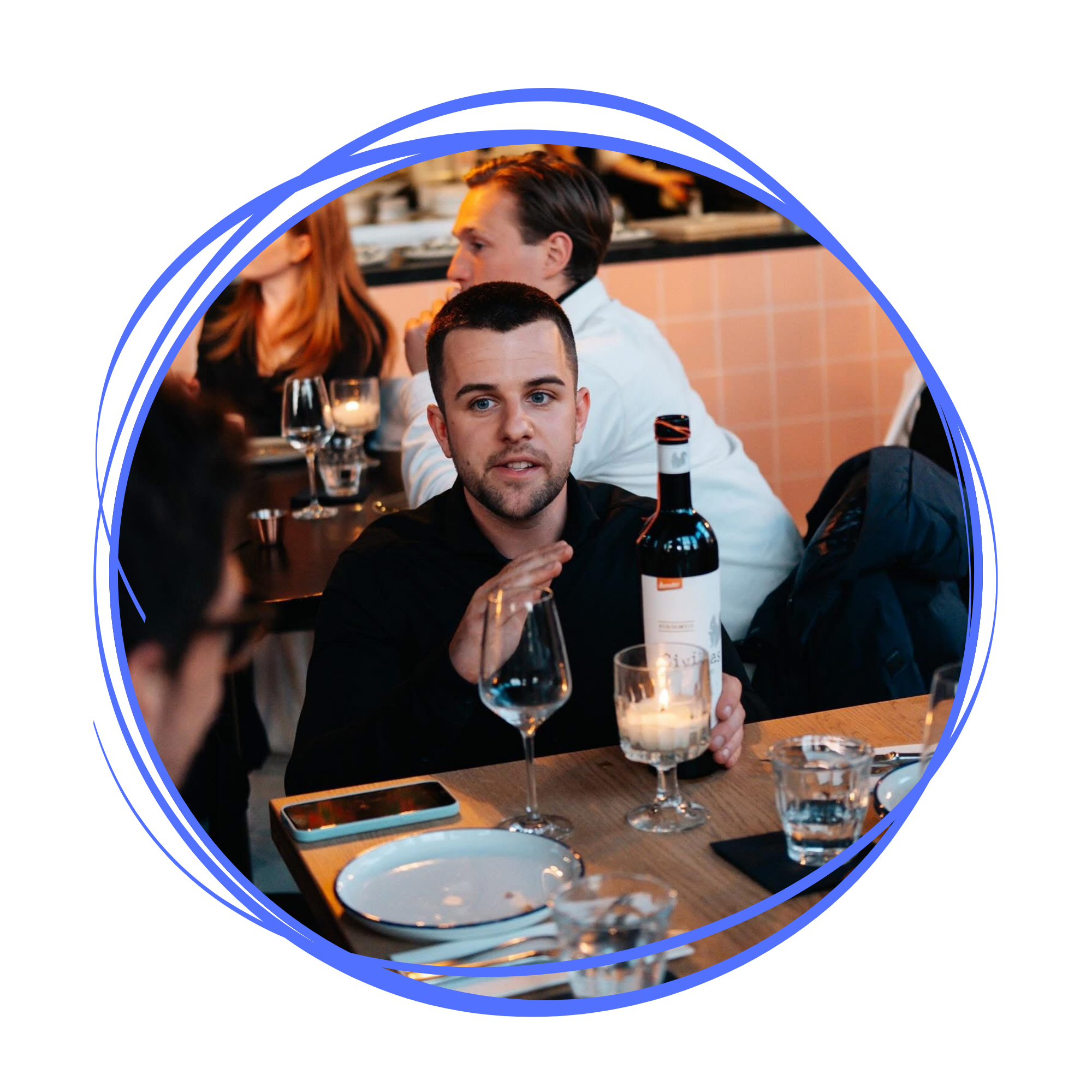 Jeroen Binder, vinoloog en oprichter van wijnbar Vino Victoria, vertelt gepassioneerd over wijn aan tafel in de zaak
